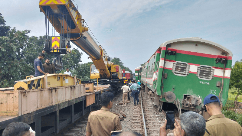টাঙ্গাইলে সাড়ে ৩ ঘণ্টা পর লাইনচ্যুত বগি উদ্ধার শুরু