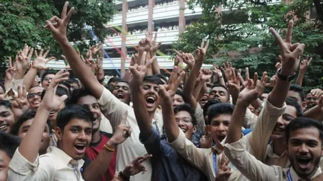 এইচএসসির ফল প্রকাশ: নেচে-গেয়ে উদযাপন, কৃতজ্ঞতা প্রকাশ