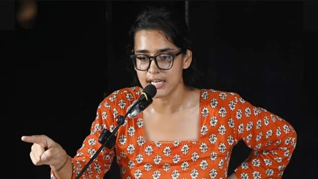 ছবিতে দীপকের পর নেহা বোরাকেও আটক করল দিল্লি পুলিশ সংক্রান্ত দৃশ্য