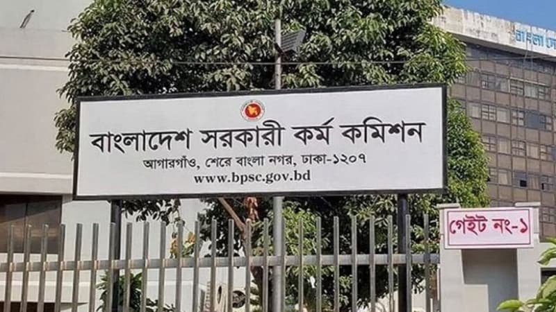 ছবিতে ৪৯তম বিসিএস: দ্বিতীয় দফায় ৪০ জনকে নিয়োগ সংক্রান্ত দৃশ্য