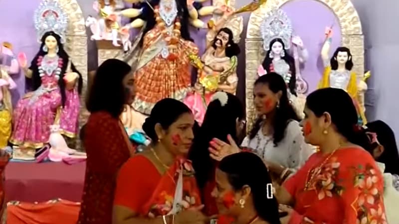 পূজা, আরতি ও পুষ্পাঞ্জলির মধ্য দিয়ে এগিয়ে চলছে সমাপনপর্ব