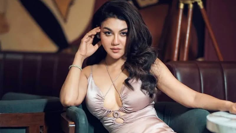 গোলাপি স্যাটিনে জয়ার মায়াবী লুক গোলাপি স্যাটিনে জয়ার মায়াবী লুক
