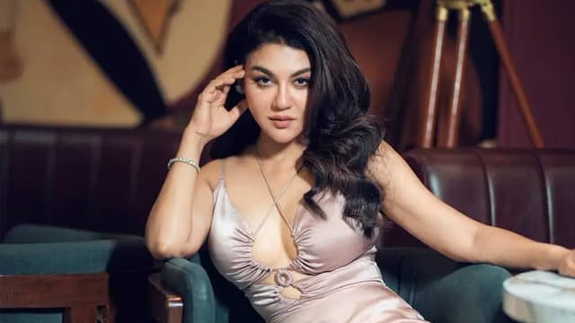 গোলাপি স্যাটিনে জয়ার মায়াবী লুক গোলাপি স্যাটিনে জয়ার মায়াবী লুক