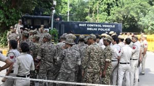 দিল্লিজুড়ে ব্যাপক ধরপাকড়: আটক প্রায় ৫ হাজার ছবিতে দিল্লিজুড়ে ব্যাপক ধরপাকড়: আটক প্রায় ৫ হাজার সংক্রান্ত দৃশ্য