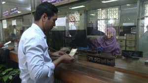 ব্যাংক ও শেয়ারবাজার খোলা আজ, চলবে সরকারি দফতরের কার্যক্রমও ছবিতে ব্যাংক ও শেয়ারবাজার খোলা আজ, চলবে সরকারি দফতরের কার্যক্রমও সংক্রান্ত দৃশ্য