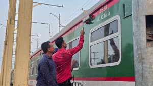 ট্রেনে পাথর ছুড়লেই শনাক্ত করবে ক্যামেরা ছবিতে ট্রেনে পাথর ছুড়লেই শনাক্ত করবে ক্যামেরা সংক্রান্ত দৃশ্য