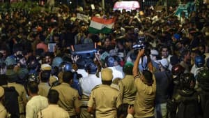 তেলাপোকাদের ঠেকাতে দিল্লিতে ২৪ ঘণ্টা বন্ধ থাকছে ইন্টারনেট ছবিতে তেলাপোকাদের ঠেকাতে দিল্লিতে ২৪ ঘণ্টা বন্ধ থাকছে ইন্টারনেট সংক্রান্ত দৃশ্য