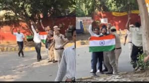 নিষেধাজ্ঞার মধ্যেই যন্তর মন্তরে ঢুকে পড়লেন সিজেপির নেতাকর্মীরা ছবিতে নিষেধাজ্ঞার মধ্যেই যন্তর মন্তরে ঢুকে পড়লেন সিজেপির নেতাকর্মীরা সংক্রান্ত দৃশ্য