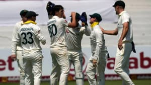 স্মিথের বিশ্বরেকর্ড, ডারবান টেস্টে এগিয়ে অস্ট্রেলিয়া ছবিতে স্মিথের বিশ্বরেকর্ড, ডারবান টেস্টে এগিয়ে অস্ট্রেলিয়া সংক্রান্ত দৃশ্য