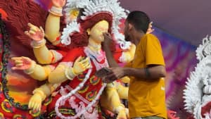 হিলিতে দুর্গাপূজার শেষ মুহূর্তের প্রস্তুতি, ব্যস্ত প্রতিমাশিল্পীরা ছবিতে হিলিতে দুর্গাপূজার শেষ মুহূর্তের প্রস্তুতি, ব্যস্ত প্রতিমাশিল্পীরা সংক্রান্ত দৃশ্য
