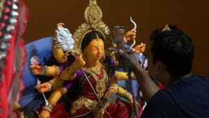 রং-তুলির ছোঁয়ায় সেজে উঠছে বরিশালের দুর্গাপূজার মণ্ডপগুলো ছবিতে রং-তুলির ছোঁয়ায় সেজে উঠছে বরিশালের দুর্গাপূজার মণ্ডপগুলো সংক্রান্ত দৃশ্য