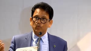 প্রশ্নফাঁসসহ বহু সমস্যা পেছনে ফেলে এগিয়ে যাওয়ার পরিকল্পনা করেছি: শিক্ষামন্ত্রী ছবিতে প্রশ্নফাঁসসহ বহু সমস্যা পেছনে ফেলে এগিয়ে যাওয়ার পরিকল্পনা করেছি: শিক্ষামন্ত্রী সংক্রান্ত দৃশ্য