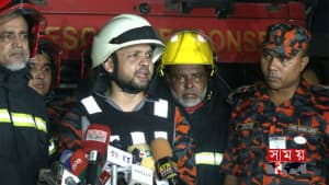 আগুনে পুড়ে গেছে ষষ্ঠ তলার সব দোকান: ফায়ার সার্ভিস ছবিতে আগুনে পুড়ে গেছে ষষ্ঠ তলার সব দোকান: ফায়ার সার্ভিস সংক্রান্ত দৃশ্য