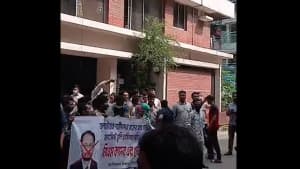জিএম কাদেরের বাসায় হামলার অভিযোগ ছবিতে জিএম কাদেরের বাসায় হামলার অভিযোগ সংক্রান্ত দৃশ্য