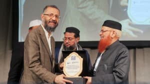 লন্ডনে আন্তর্জাতিক সম্মাননায় ভূষিত মুফতি তাকি উসমানি ছবিতে লন্ডনে আন্তর্জাতিক সম্মাননায় ভূষিত মুফতি তাকি উসমানি সংক্রান্ত দৃশ্য