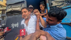 দেশ ছাড়ার নোটিশকে চ্যালেঞ্জ করে হাইকোর্টে যাচ্ছেন অভিনেতা ইমরান খান ছবিতে দেশ ছাড়ার নোটিশকে চ্যালেঞ্জ করে হাইকোর্টে যাচ্ছেন অভিনেতা ইমরান খান সংক্রান্ত দৃশ্য