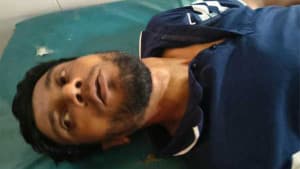 খুলনায় বাড়ির সামনে যুবককে প্রকাশ্যে গুলি ছবিতে খুলনায় বাড়ির সামনে যুবককে প্রকাশ্যে গুলি সংক্রান্ত দৃশ্য