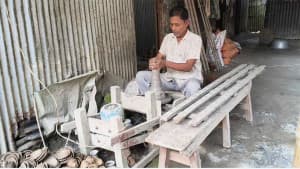 মাটির সংকট ও ঋণের বোঝা, টিকে থাকার আপ্রাণ লড়াইয়ে লালমনিরহাটের মৃৎশিল্পীরা ছবিতে মাটির সংকট ও ঋণের বোঝা, টিকে থাকার আপ্রাণ লড়াইয়ে লালমনিরহাটের মৃৎশিল্পীরা সংক্রান্ত দৃশ্য