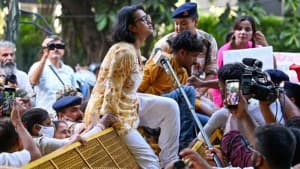 নেহা বোরা: বিজেপি সমর্থক পরিবারের মেয়ের আন্দোলনের ‘অন্যতম মুখ’ হয়ে ওঠার গল্প ছবিতে নেহা বোরা: বিজেপি সমর্থক পরিবারের মেয়ের আন্দোলনের ‘অন্যতম মুখ’ হয়ে ওঠার গল্প সংক্রান্ত দৃশ্য