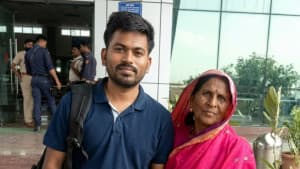 দিল্লিতে আটক অভিজিৎ দিপকে, গ্রামের বাড়িতে দাদির মৃত্যু ছবিতে দিল্লিতে আটক অভিজিৎ দিপকে, গ্রামের বাড়িতে দাদির মৃত্যু সংক্রান্ত দৃশ্য