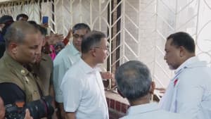 সাড়ে চার ঘণ্টায় ১৩ স্পট পরিদর্শন প্রধানমন্ত্রীর ছবিতে সাড়ে চার ঘণ্টায় ১৩ স্পট পরিদর্শন প্রধানমন্ত্রীর সংক্রান্ত দৃশ্য