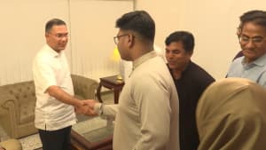 প্রধানমন্ত্রীর সঙ্গে শহীদ জেহাদের পরিবারের সৌজন্য সাক্ষাৎ ছবিতে প্রধানমন্ত্রীর সঙ্গে শহীদ জেহাদের পরিবারের সৌজন্য সাক্ষাৎ সংক্রান্ত দৃশ্য