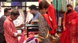 বিপণিবিতানে পূজার কেনাকাটার ভিড়, বাজেট মেলাতে হিসাব কষছেন ক্রেতারা ছবিতে বিপণিবিতানে পূজার কেনাকাটার ভিড়, বাজেট মেলাতে হিসাব কষছেন ক্রেতারা সংক্রান্ত দৃশ্য