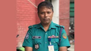 আ. লীগ নেতার জামিন কাণ্ডে রংপুরের সেই ওসিকে বদলি ছবিতে আ. লীগ নেতার জামিন কাণ্ডে রংপুরের সেই ওসিকে বদলি সংক্রান্ত দৃশ্য