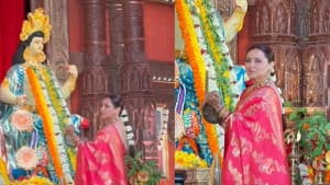 দুর্গাপূজার মণ্ডবে আরতিতে ব্যস্ত রানি মুখার্জি ছবিতে দুর্গাপূজার মণ্ডবে আরতিতে ব্যস্ত রানি মুখার্জি সংক্রান্ত দৃশ্য
