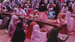 মক্তবে পড়া বরিশালের ১১'শ শিক্ষার্থী পেল কোরআন ছবিতে মক্তবে পড়া বরিশালের ১১'শ শিক্ষার্থী পেল কোরআন সংক্রান্ত দৃশ্য