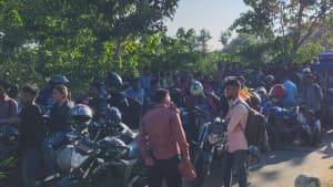 সাজেকে পর্যটকবাহী গাড়ি আটকে দিলো অবরোধকারীরা ছবিতে সাজেকে পর্যটকবাহী গাড়ি আটকে দিলো অবরোধকারীরা সংক্রান্ত দৃশ্য