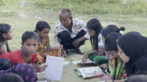 রাতে পাহারাদার হলেও দিনে সুবিধাবঞ্চিতদের শিক্ষক দ্বীন ইসলাম ছবিতে রাতে পাহারাদার হলেও দিনে সুবিধাবঞ্চিতদের শিক্ষক দ্বীন ইসলাম সংক্রান্ত দৃশ্য