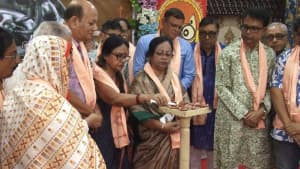 বরিশালে সারাদেশের ১৮ মৃৎশিল্পীকে সম্মাননা ছবিতে বরিশালে সারাদেশের ১৮ মৃৎশিল্পীকে সম্মাননা সংক্রান্ত দৃশ্য