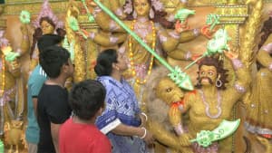 ধানের শীষে সোনালি দুর্গা, খুলনার পূজামণ্ডপে ব্যতিক্রমী আয়োজন ছবিতে ধানের শীষে সোনালি দুর্গা, খুলনার পূজামণ্ডপে ব্যতিক্রমী আয়োজন সংক্রান্ত দৃশ্য