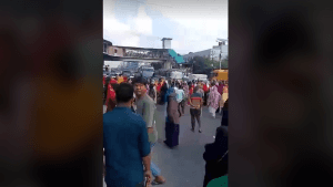 পুলিশের ধাওয়া খেয়ে উত্তরার সড়ক ছাড়লেন পোশাক শ্রমিকরা ছবিতে পুলিশের ধাওয়া খেয়ে উত্তরার সড়ক ছাড়লেন পোশাক শ্রমিকরা সংক্রান্ত দৃশ্য