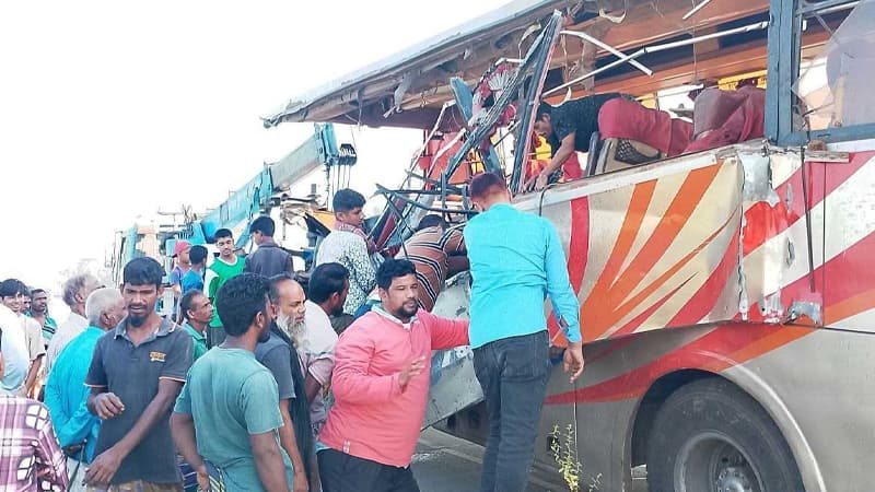 রংপুরে দাঁড়িয়ে থাকা ডাম্প ট্রাকে বাসের ধাক্কা, নিহত ৪ রংপুরে দাঁড়িয়ে থাকা ডাম্প ট্রাকে বাসের ধাক্কা, নিহত ৪