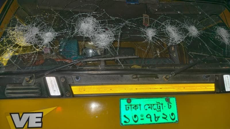 বাদীর লাশ ফেলার হুমকির পর এবার এজেআর কুরিয়ারের গাড়িতে হামলা বাদীর লাশ ফেলার হুমকির পর এবার এজেআর কুরিয়ারের গাড়িতে হামলা