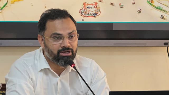 চাঁদা তুলে খেলার মাঠ কিনলেন গ্রামবাসী, আরও ৬০ শতক কিনে দেবেন প্রতিমন্ত্রী চাঁদা তুলে খেলার মাঠ কিনলেন গ্রামবাসী, আরও ৬০ শতক কিনে দেবেন প্রতিমন্ত্রী