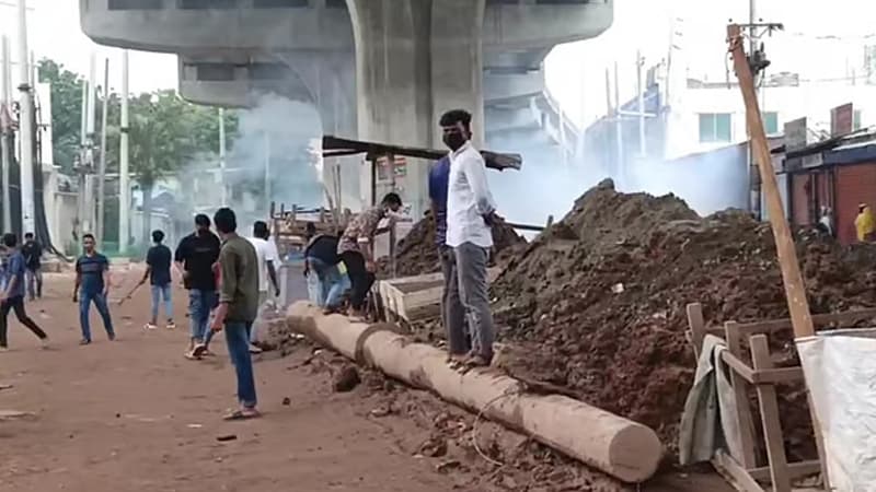 পুলিশ-শ্রমিক পাল্টাপাল্টি ধাওয়া, ২৫ কারখানা ছুটি পুলিশ-শ্রমিক পাল্টাপাল্টি ধাওয়া, ২৫ কারখানা ছুটি