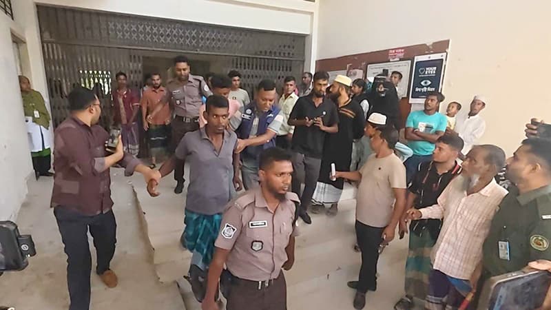 বরিশালে গৃহবধূর রহস্যজনক মৃত্যু, পুলিশ হেফাজতে স্বামী-দেবর বরিশালে গৃহবধূর রহস্যজনক মৃত্যু, পুলিশ হেফাজতে স্বামী-দেবর