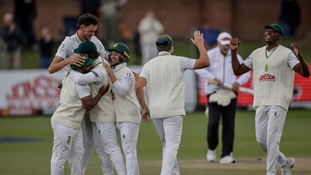 অস্ট্রেলিয়াকে ইনিংস ব্যবধানে হারিয়ে সমতায় ফিরল দক্ষিণ আফ্রিকা অস্ট্রেলিয়াকে ইনিংস ব্যবধানে হারিয়ে সমতায় ফিরল দক্ষিণ আফ্রিকা