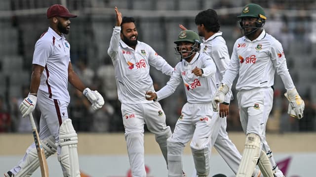 তাইজুল-মিরাজের ঘূর্ণিতে শেষ সেশনে দাপট দেখাচ্ছে বাংলাদেশ তাইজুল-মিরাজের ঘূর্ণিতে শেষ সেশনে দাপট দেখাচ্ছে বাংলাদেশ