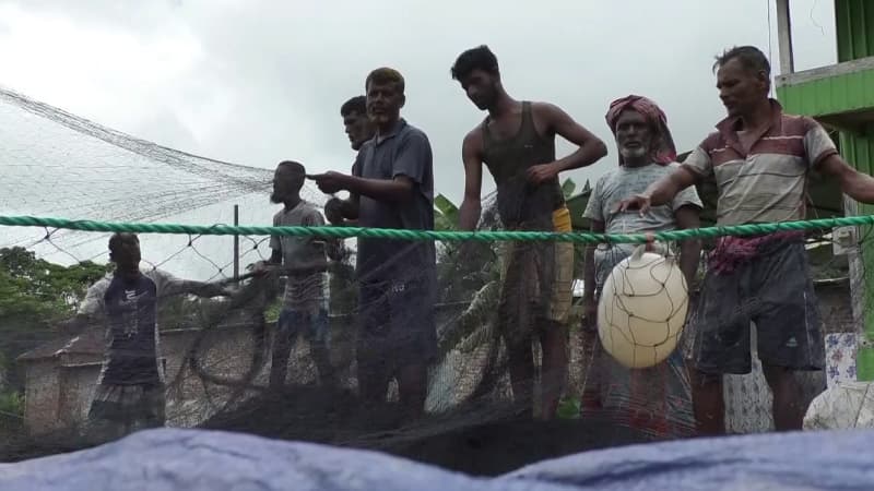 নিষেধাজ্ঞায় জাল-নৌকা মেরামতে ব্যস্ত জেলেরা, সংসার চালাতে হিমশিম নিষেধাজ্ঞায় জাল-নৌকা মেরামতে ব্যস্ত জেলেরা, সংসার চালাতে হিমশিম