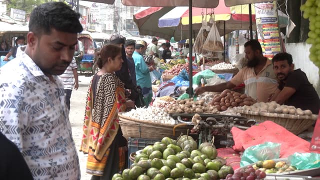 মূল্যস্ফীতির চাপে মিলছে না আয়-ব্যয়ের হিসাব, ছোট হচ্ছে বাজারের ফর্দ মূল্যস্ফীতির চাপে মিলছে না আয়-ব্যয়ের হিসাব, ছোট হচ্ছে বাজারের ফর্দ