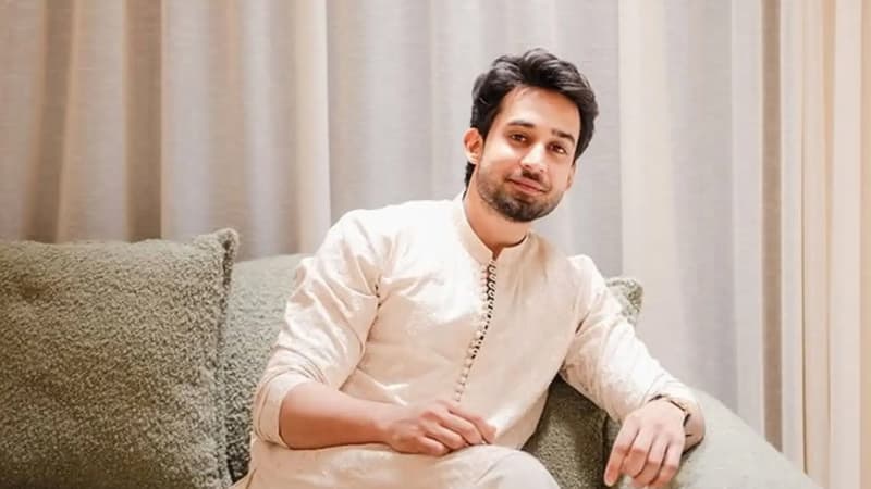 মাকে নিয়ে ঢাকায় আসছেন পাকিস্তানি অভিনেতা বিলাল আব্বাস খান ছবিতে মাকে নিয়ে ঢাকায় আসছেন পাকিস্তানি অভিনেতা বিলাল আব্বাস খান সংক্রান্ত দৃশ্য