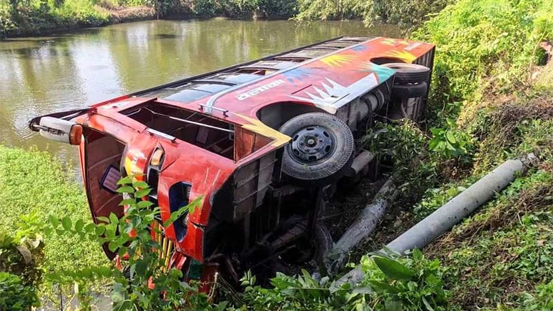 কুমিল্লায় যাত্রীবাহী বাস খাদে পড়ে হেলপার নিহত, আহত ৫ কুমিল্লায় যাত্রীবাহী বাস খাদে পড়ে হেলপার নিহত, আহত ৫