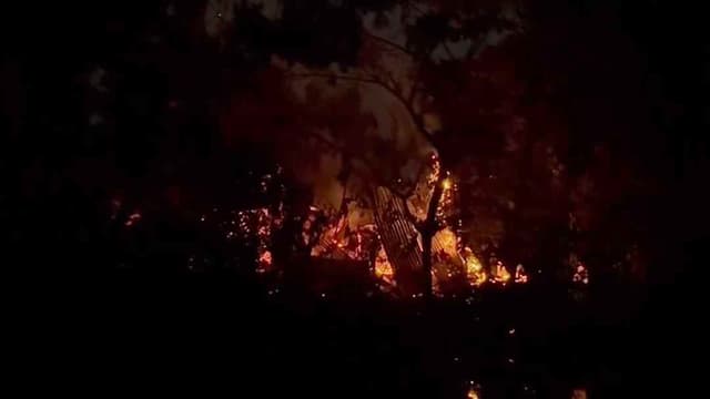 বরিশালে যুবককে কুপিয়ে হত্যার ঘটনায় ২ আসামির বাড়িতে আগুন বরিশালে যুবককে কুপিয়ে হত্যার ঘটনায় ২ আসামির বাড়িতে আগুন
