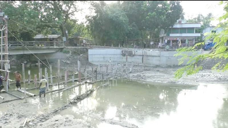 আড়াই বছরেও দৃশ্যমান হয়নি ৩ কোটি টাকার ব্রিজ, দুর্ভোগ আড়াই বছরেও দৃশ্যমান হয়নি ৩ কোটি টাকার ব্রিজ, দুর্ভোগ
