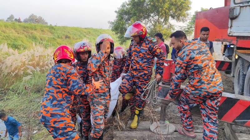 ঢাকা-মাওয়া এক্সপ্রেসওয়েতে নিয়ন্ত্রণ হারিয়ে খাদে যাত্রীবাহী বাস, নিহত ৩ ঢাকা-মাওয়া এক্সপ্রেসওয়েতে নিয়ন্ত্রণ হারিয়ে খাদে যাত্রীবাহী বাস, নিহত ৩