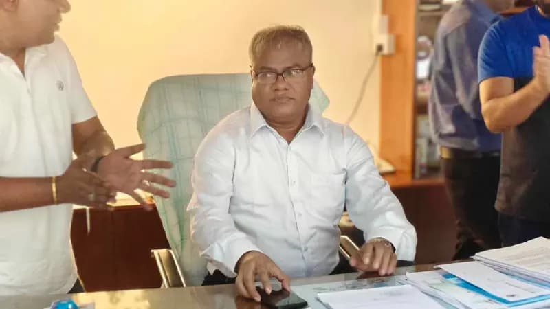 অবশেষে ৩০ ঘণ্টা পর অবরুদ্ধ চুয়েট ভিসি উদ্ধার, নেয়া হচ্ছে হাসপাতালে অবশেষে ৩০ ঘণ্টা পর অবরুদ্ধ চুয়েট ভিসি উদ্ধার, নেয়া হচ্ছে হাসপাতালে